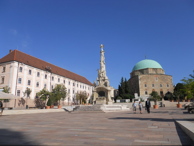 Pecs la piazza centrale con la moschea e la statua della trinità