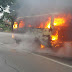 Prenden fuego a dos autobuses en pleito choferes atribuyen la acción a “celos profesionales, sindicales y de competencia”.