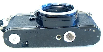 Pentax MV1, Bottom