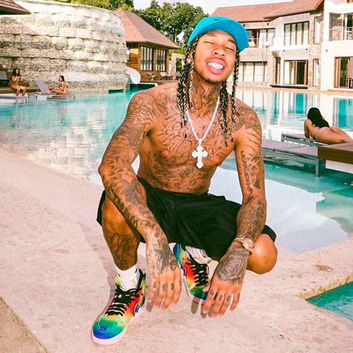 Tyga sem camisa