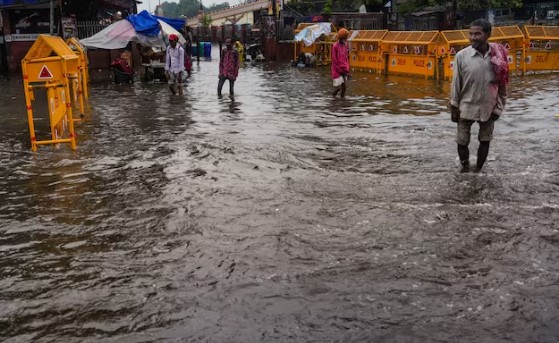 दिल्ली में बाढ़ के बाद नोएडा में भी स्कूल बंद रखने का फैसला, प्रशासन ने जारी किया आदेश