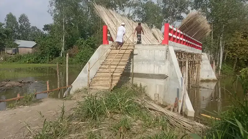 রৌমারীতে ব্রীজ আছে-রাস্তা নেই দূর্ভোগে ১০ গ্রামের মানুষ