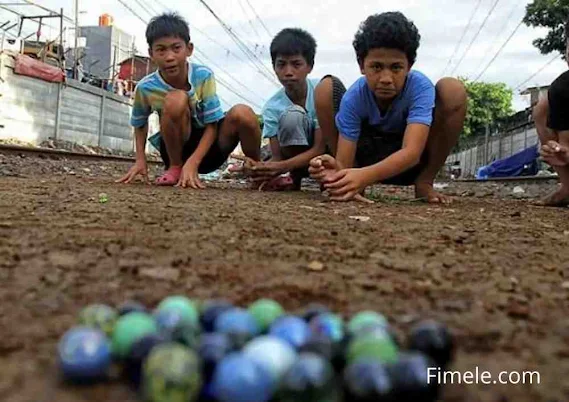 Kelereng adalah benda berbentuk bola kecil terbuat dari kaca atau marmer. Biasanya dimainkan dengan cara “menyentil”kannya ke benda yang sama milik lawan.   Kelereng memiliki sebutan yang berbeda-beda di beberapa daerah. Masyarakat Betawi menyebutnya gundu, anak-anak Sunda lebih mengenalnya dengan sebutan kaleci, dan orang Jawa menggunakan istilah neker.  Si bola kecil ini sangat digemari anak-anak, terutama anak laki-laki. Mereka kadang mengoleksi banyak kelereng karena warna-warninya yang menarik. Seperti halnya Rinto, Santo, dan Tanujin. Rinto memiliki 12 kelereng merah, Santo mempunyai 16 kelereng hijau, dan Tanuji mempunyai 24 kelereng biru. Suatu hari, ketiga sahabat tersebut ingin menyimpan kelereng-kelereng tersebut ke dalam beberapa wadah kotak dengan cara yang unik.