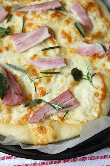 Pizza di grano kamut con bacon Lenti, scamorza ed erbe aromatiche