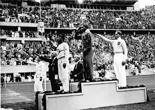 Jesse Owens en el podium