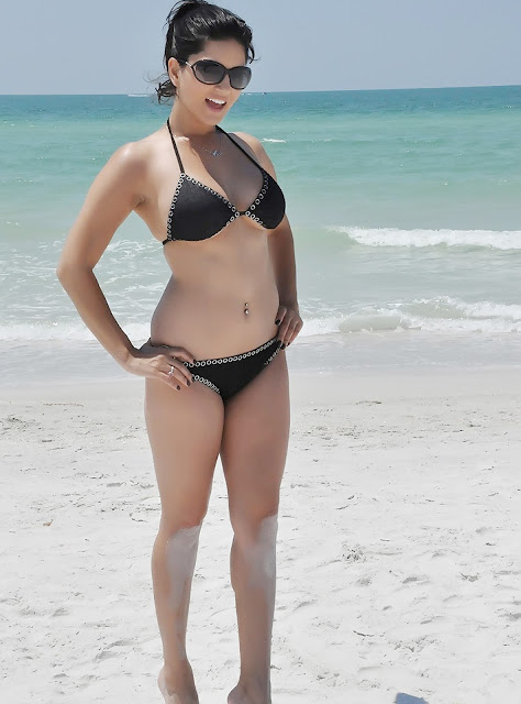 Hot Sunny Leone Beach Bathing Naked Body XX Porn Photo