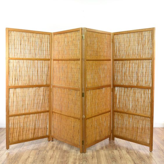 Contoh sekat  ruangan  minimalis sederhana dari bambu  