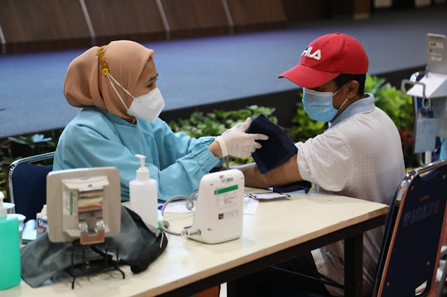 Keluarga Karyawan BP Batam Mengikuti  Vaksinasi Covid-19 Tahap Dua