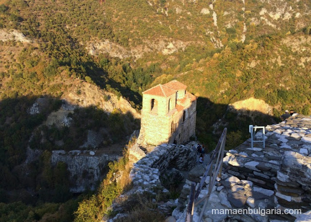 La iglesia desde lo alto de la fortaleza Asenova Krepost