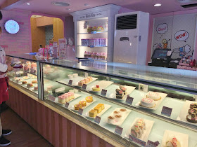 themed cafes pink cute travel must see visit cakes