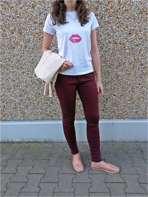 Biały T-shirt z rzęsami i ustami Cubus, bordowe jeansy Terranova, różowe espadryle Aldi, różowa jeansowa kurtka Sinsay