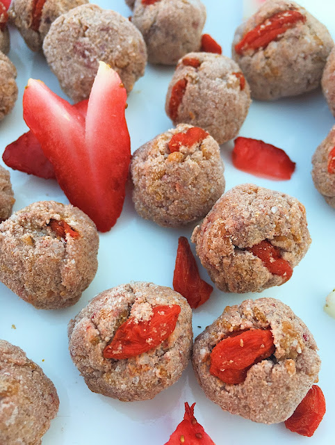 Date Free Berry Banana Energy Balls (Gluten Free, Vegan)