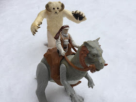 Figuritas de Star Wars en la nieve de Madrid - Homenaje a Han Solo - SOLO - Star Wars - Tauntaun - Wampa - Luke Skywalker - Madrid nevado - Solo en la nieve jugando a Star Wars - el fancine - ÁlvaroGP - el troblogdita - SEO - Scout Trooper - Snowtrooper - ATST - Luke Skywalker - Wampa - Tauntaun