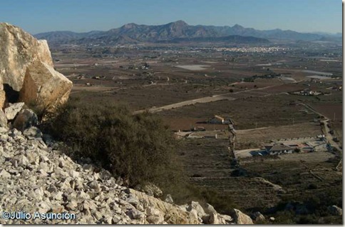 Vista desde el poblado y derrumbe de muro - La Horna