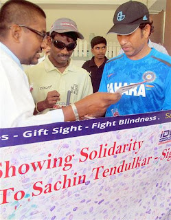 Tendulkar-Dhoni-visit-blind-foundation-in-Bangalore