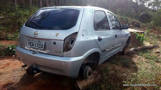 Carro roubado é encontrado abandonado na Zona Rural de Taquaritinga do Norte