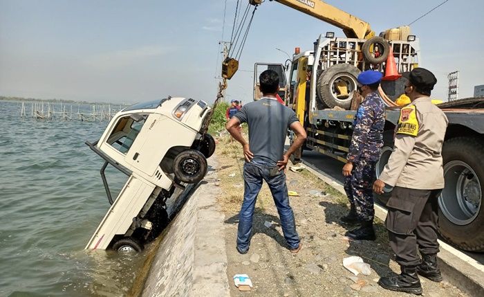 Baru Belajar Mengemudi, Pria di Kendal Bawa Mobil Pick Up Terjun ke Laut