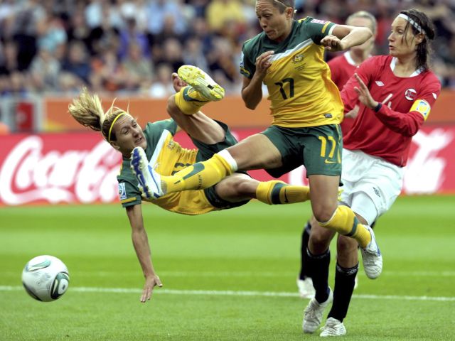 Imagenes De Una Mujer Jugando Futbol - Imagenes de enamorados jugando futbol Imagenes tristes 