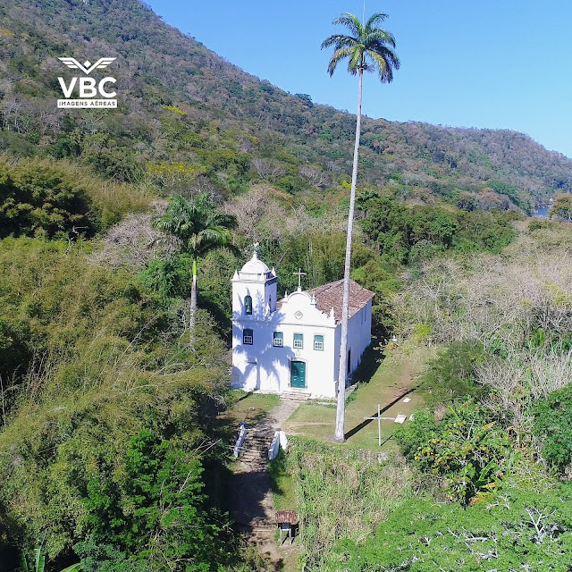 foto aérea da igreja de Santana na ilha grande, angra dos reis