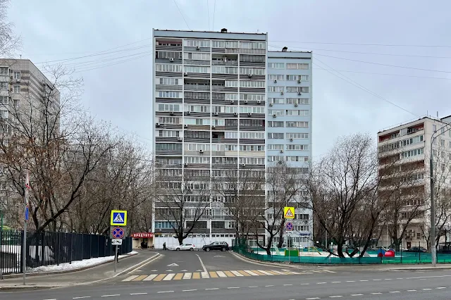 Большая Переяславская улица, Астраханский переулок, жилой дом 1974 года постройки