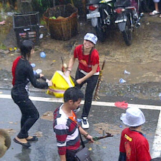 Foto Permainan Jelangkung Cap Go Meh Di Singkawang 2013