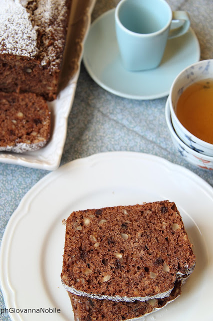 Cake al cioccolato con nocciole, yogurt e limone