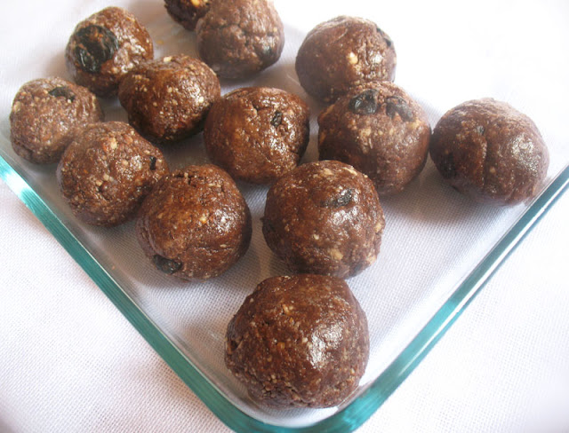 Raw Almond Cocoa Balls