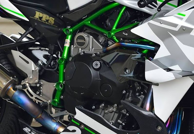 Modifikasi Kawasaki Ninja H2R berwarna putih oleh Trickstar Racing Japan ini simpel tapi keren