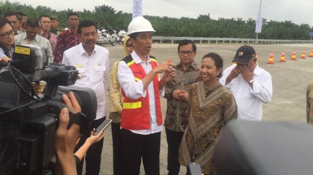 Jokowi Sambangi Kediaman Calon Menantu di Medan