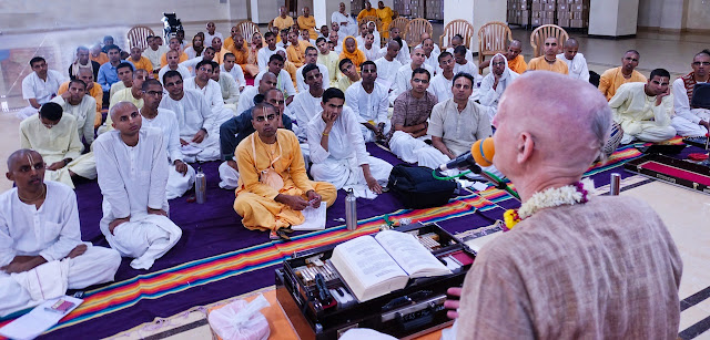 Sankarshan Das Teaching Bhagavad-gita in Pune