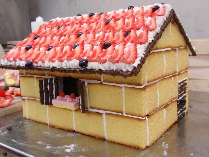 Casa con ladrillos de tortas y techo de frutillas y cerezas