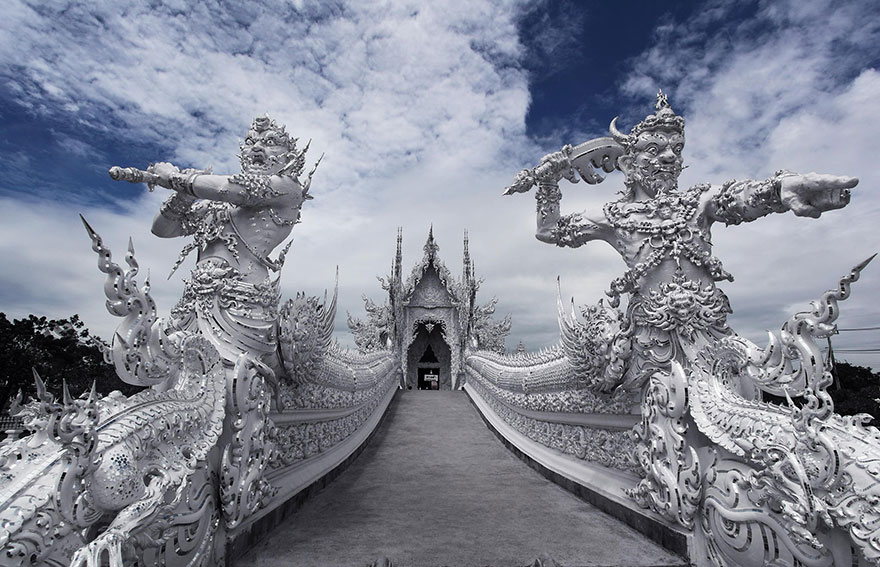 Thailand’s White Temple Looks Like It Came Down From Heaven