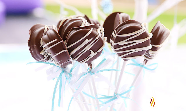 Professional looking party treats like these  Chocolate Covered Oreo Pops