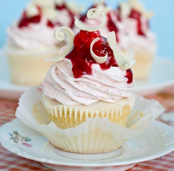White Chocolate Strawberry Cupcakes #dessert #cupcake