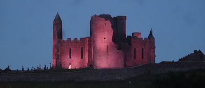 Rock of Cashel iluminada.