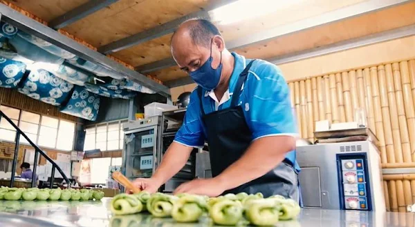 ▲希儒阿公巧手製作樹豆月餅。（圖／記者林明佑翻攝）