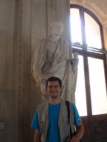 Ведущий блога рядом со статуей Октавиана Августа