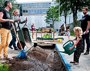 Bron: Amsterdam Rainproof wil regenwater benutten. FOTO: MERLIJN MISCHON FOTOGRAFIE. Op pagina 7 van Nationale klimaatadaptatiestrategie 2016