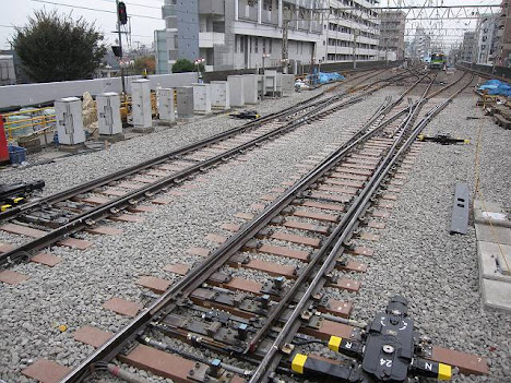 京王線笹塚駅引き上げ線工事　複分岐器導入で都営新宿線10両対応へ