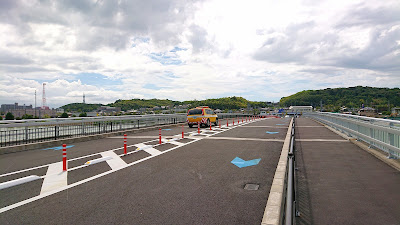 粟ヶ池バイパスと粟ヶ池大橋(富田林市)