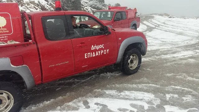 Μάχη με τα χιόνια για να κρατήσουν τους δρόμους ανοιχτούς στον Δήμο Επιδαύρου 