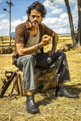 Álamo Facó interpreta Vicente, irmão de Amadeu (Marcos Palmeira), em 'A Dona do Pedaço' — Foto: TV Globo/João Miguel Jr.