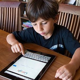 Anak menggunakan mesein pencari Google