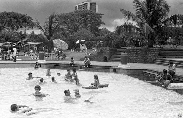 Piscina do Hotel Polana na segunda metade da década de 1960  MMG_N_CQ_008 Fotografia de Manuel Augusto Martins Gomes. Não usar fotografia sem referência ao seu autor Manuel Augusto Martins Gomes e sem link para as páginas:  Beacons: https://beacons.ai/manuelamartinsgomesmemorias Blogger: https://manuelamartinsgomes.blogspot.com/ Instagram: @manuelamartinsgomesmemorias Toda a informação adicional é bem vinda.  Poderão contactar-me através do endereço de email: manuelamgomes20@gmail.com #lorencomarques #maputo #moçambique #memoriasdemoçambique #manuelamartinsgomesmemorias