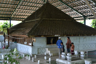 makam kanjeng sunan giri - www.gresikku.com