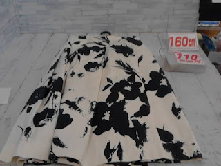 中古品　子供服　１６０㎝　花プリント　スカート　１１０円