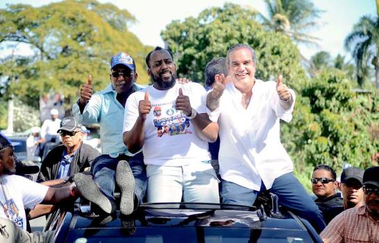 Pelotero Vladimir Guerrero desfila junto a Luis Abinader