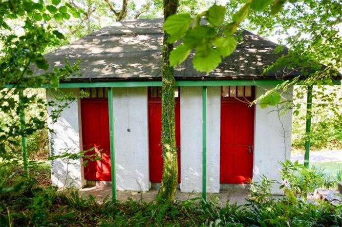 Super gracious! The House of Maureen O'Hara at Glengarriff in County Cork, Ireland appears to have really paid off for the stars.  As the report from Variety.com, the property lands so perfectly between the stunning coastline scenery with delicious archipelago of mountains and the queen of sky.