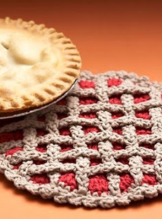 http://translate.googleusercontent.com/translate_c?depth=1&hl=es&rurl=translate.google.es&sl=en&tl=es&u=http://www.yarnspirations.com/pattern/crochet/cherry-pie-hot-pad&usg=ALkJrhgMZjXkNcbGm8mkKVO7vNMrPtiUxw