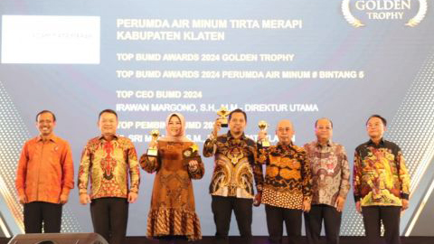 Perumda Air Minum Tirta Merapi Kabupaten Klaten, Jawa Tengah, meraih multi penghargaan Top BUMD Awards 2024, di Hotel Raffles Jakarta, Rabu